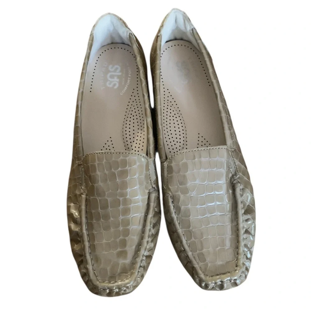 SAS Womens Faux Alligator Neutral Tan Slip On Loafers Sz 7